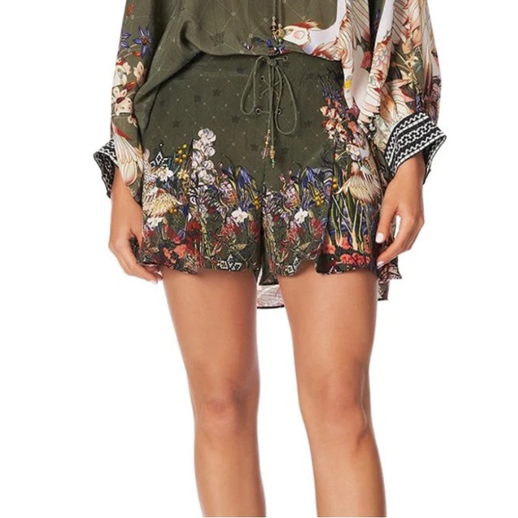 Camilla 100% silk Watchful Wings lace front shorts sz L - Picture 2 of 9